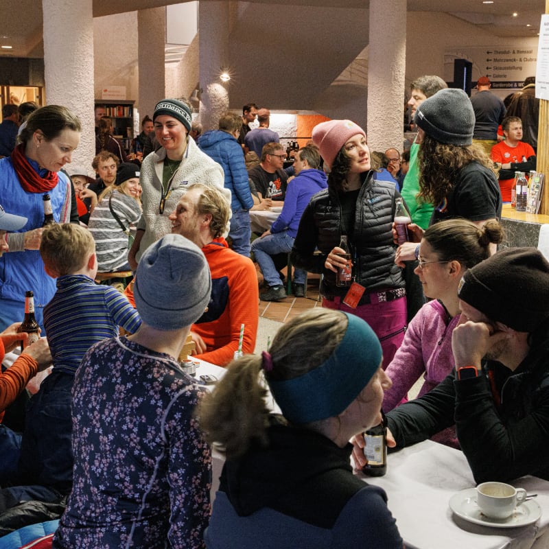 Rennläufer passiert ein Tor